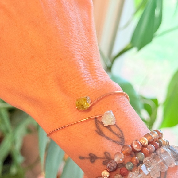 Pale blue Turmaline and peridot are wrapped bracelet - Picture 6 of 6